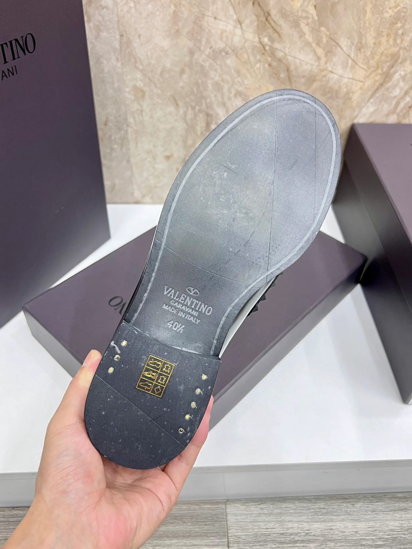 Men's men's shoes💰780 Valentino New men's V logo micro-label business casual loafers. These Derby loafers are made of imported cowhide leather. They are light in texture and cool in style. The uppers are decorated with brand logo buckles, showing off the big-name style! The lines reveal novel urban trends. The toe is round and full, and the rubber foam sole and triple protruding leather welt complement each other. It is extremely fashionable and charming, with dyed calfskin lining, genuine leather feet, and standard logo decoration. It is simple yet elegant. It has a classic European and American loose style and is extremely comfortable on the feet. Size: 39-44 (customized at 38.45.46)